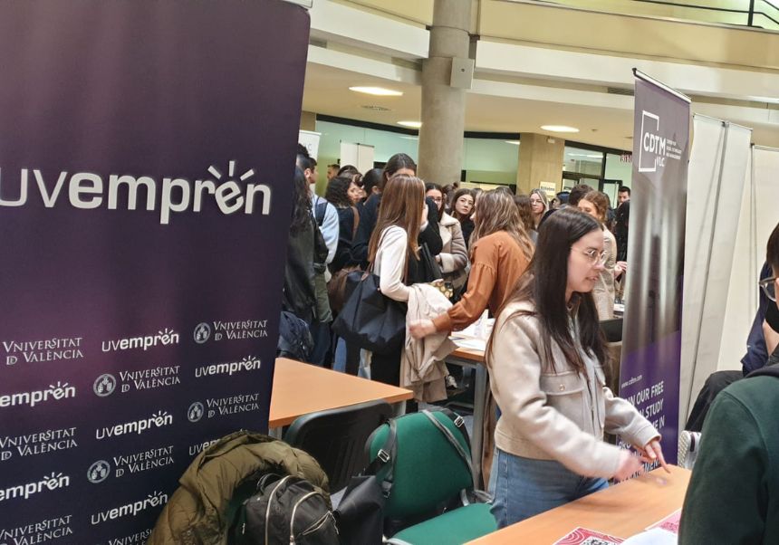 Estudiants demanant informació a prop de la formació que portem a terme des d'UVemprén.
